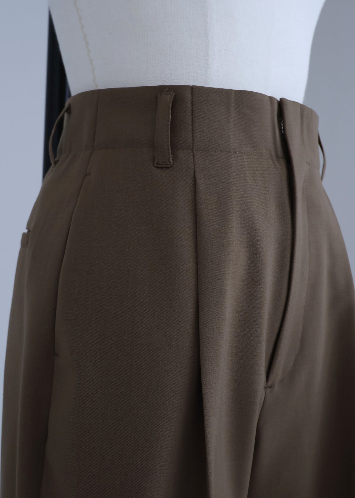 【Pre Order】 Sculpted Wide Trousers (Khaki)