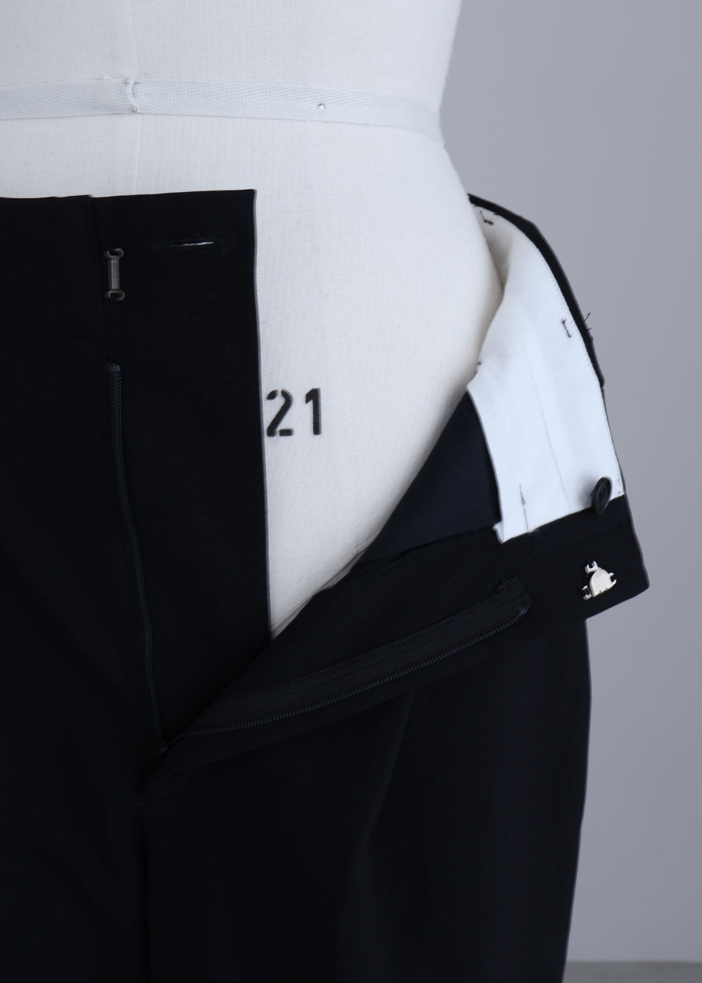 【Pre Order】 Wide Tuck Trousers (Black)