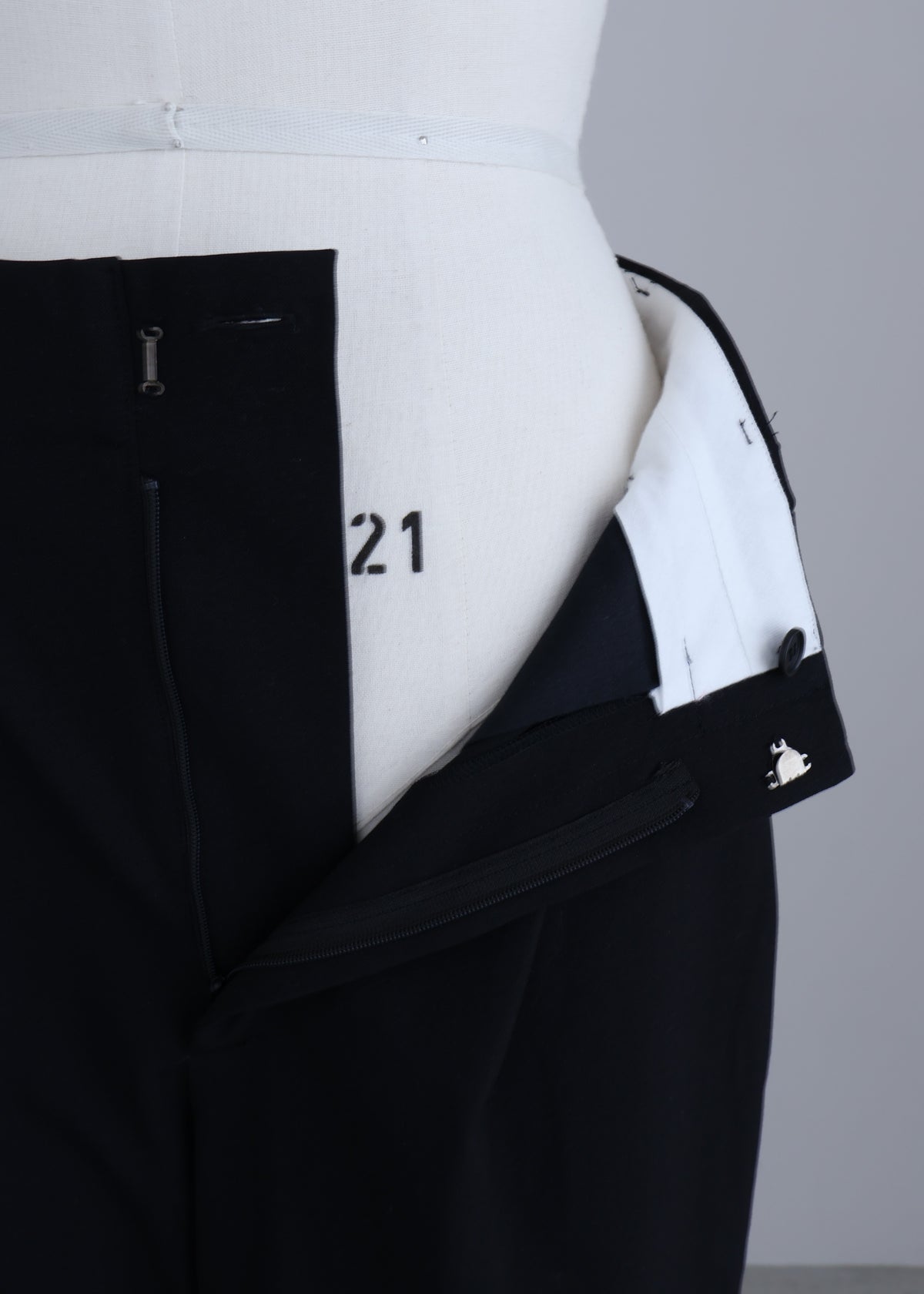 【Pre Order】 Wide Tuck Trousers (Black)